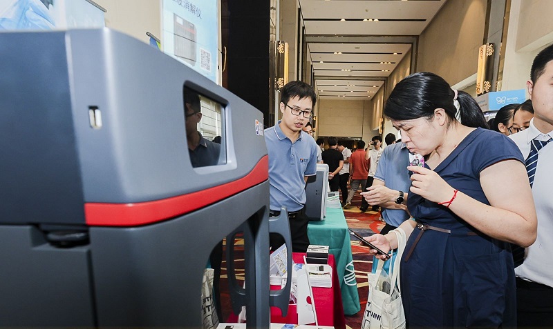 銷售總經(jīng)理為客戶展示商品，耐心答疑解惑